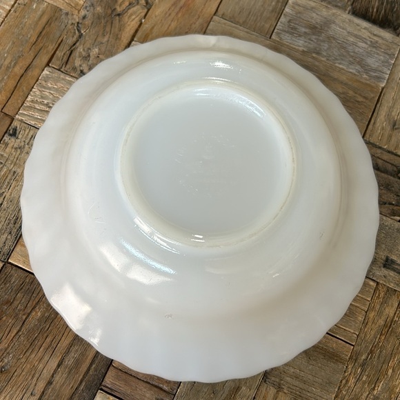 Fire King Anchor Hocking Vintage White Swirl Serving Bowl - Picture 5 of 8